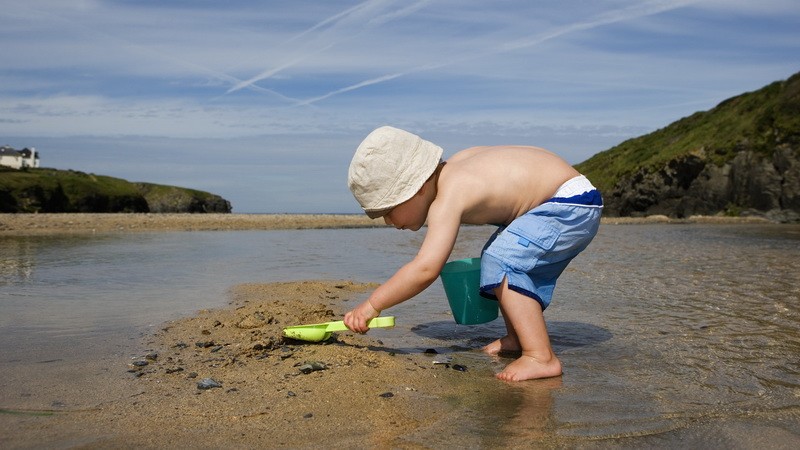 Chlapček v pieskovisku, ilustračné foto
